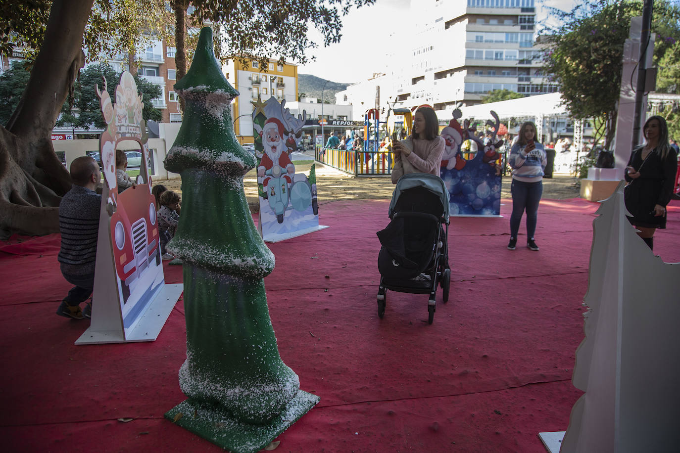 Imágenes del ambiente navideño este lunes por las calles de Cartagena