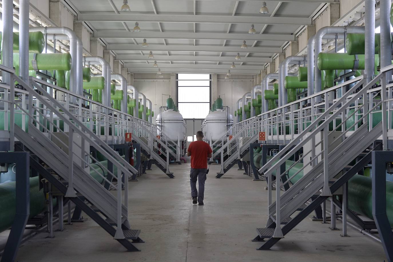 Acuamed advierte a los regantes de que tendrán que pagar más del doble por el agua desalada en enero si no hay subvención