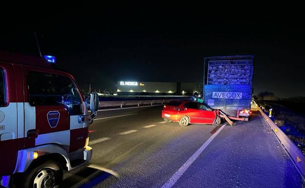 Herida una mujer al chocar un coche y un camión en la A-30 a la altura de Lorquí