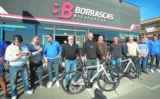 Valverde, en la entrega de bicis a su equipo