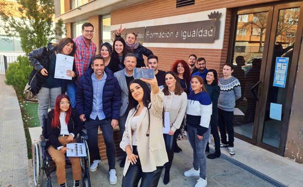 Quince jóvenes desempleados digitalizan una parte del Archivo Histórico Municipal de Caravaca