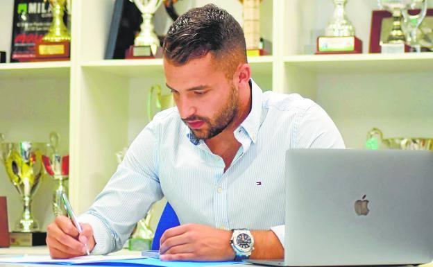 Omar Nicolás, el director deportivo del Mar Menor, se plantea su marcha del club costero