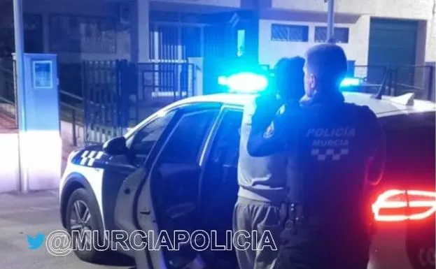 An agent of the Local Police of Murcia, next to the detainee.
