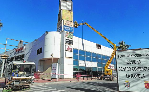 El antiguo Eroski de Cartagena se transforma para acoger en un año un Mercadona y una treintena de comercios