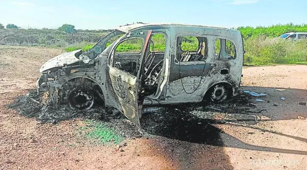 Van used in the robbery, burned, in Balsapintada. 