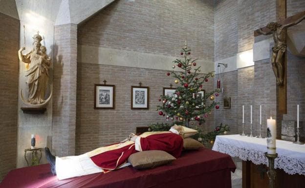 The body of Benedict XVI in the former monastery 'Mater Ecclesiae'