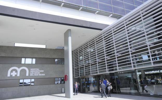 Hospitalizado un hombre de 40 años por inhalación de humo en el incendio de un vehículo en Torre Pacheco