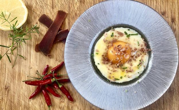 Parmentier de patata con yema marinada y polvo de mojama