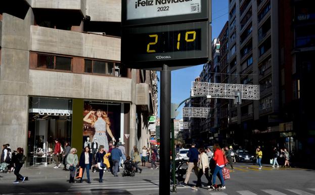 A thermometer marks 21 degrees in the center of Murcia, at the end of December.