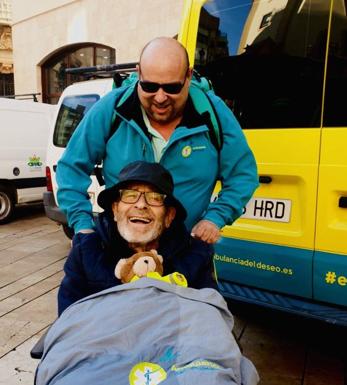 La Ambulancia del Deseo cumple el sueño de Antonio y lo lleva a Cartagena para ver el Teatro Romano