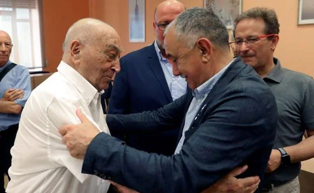 The historical UGET leader Nicolás Redondo greets the current general secretary of the union, Pepe Álvarez.