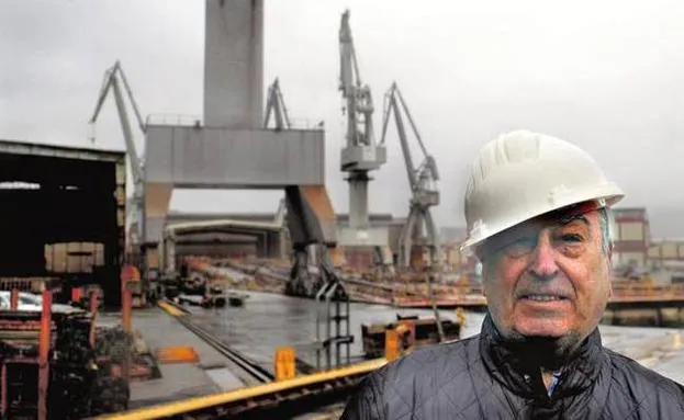 Nicolás Redondo, who worked at La Naval from 1942 to 1973, on one of his last visits to the Biscayan shipyard facilities. 