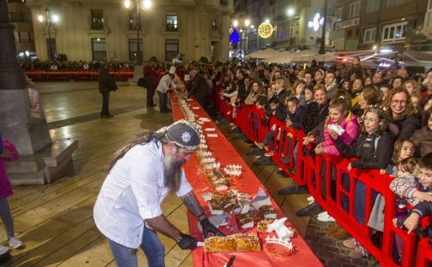 Roscón de Reyes gigante, con más de 4.000 raciones, hoy en la Plaza del Ayuntamiento de Cartagena