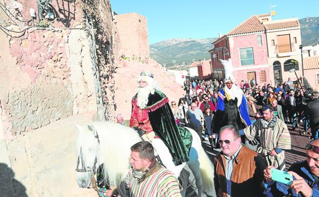 Aledo recobra el bullicio con el Auto de Reyes