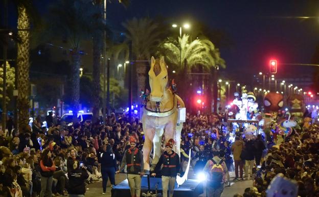 Problemas con las sillas deslucen la primera Cabalgata de Reyes tras la pandemia en Murcia