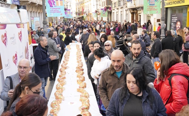 Largas colas para degustar el roscón de Reyes en la calle Corredera en Lorca