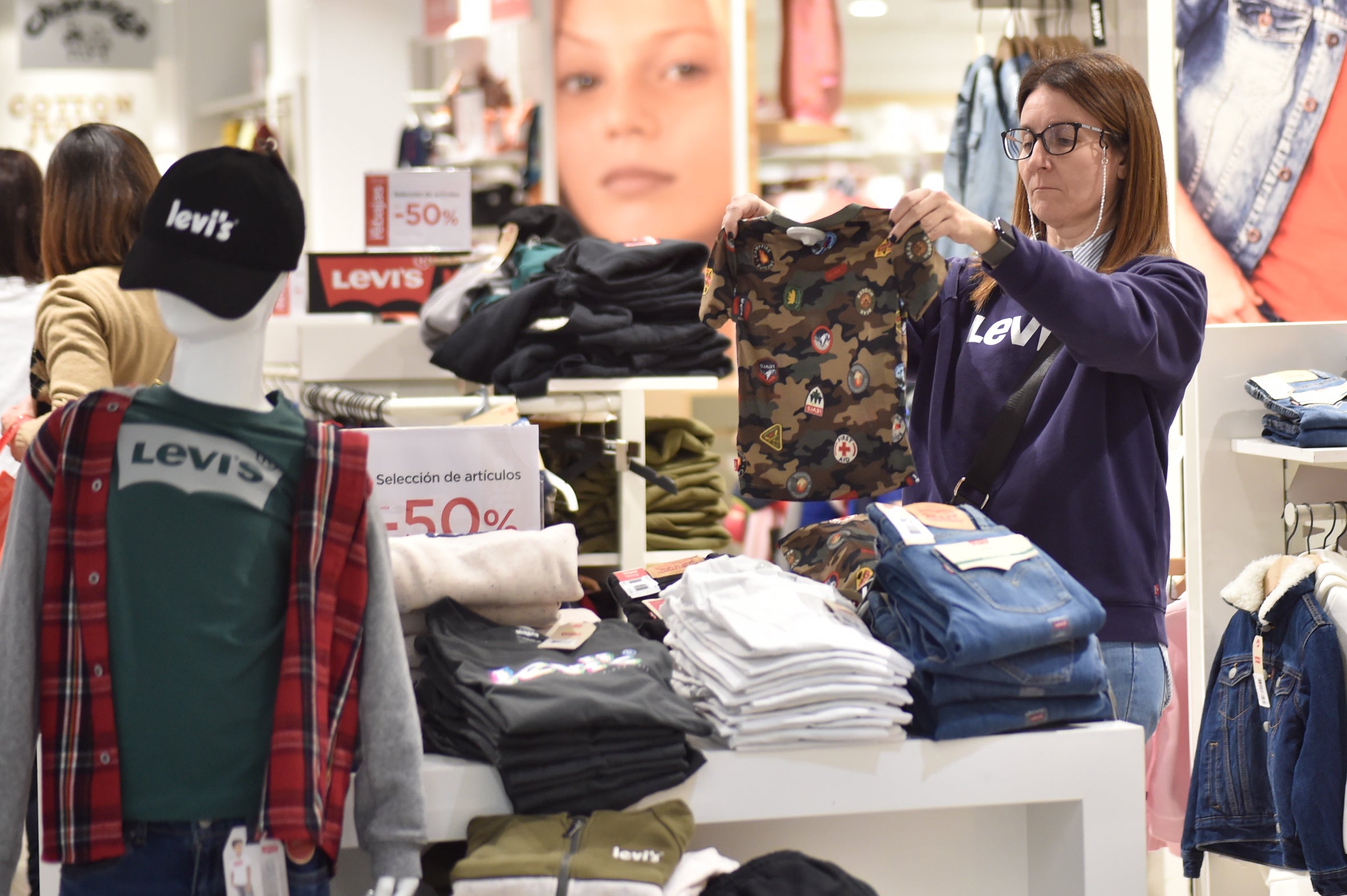 Las rebajas «diluidas» por los descuentos llenan tiendas y centros comerciales de Murcia