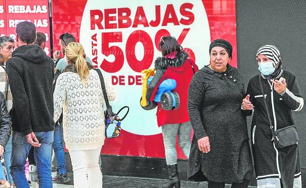 Los comercios de Cartagena esperan que la bajada de temperaturas «salve la campaña» de rebajas