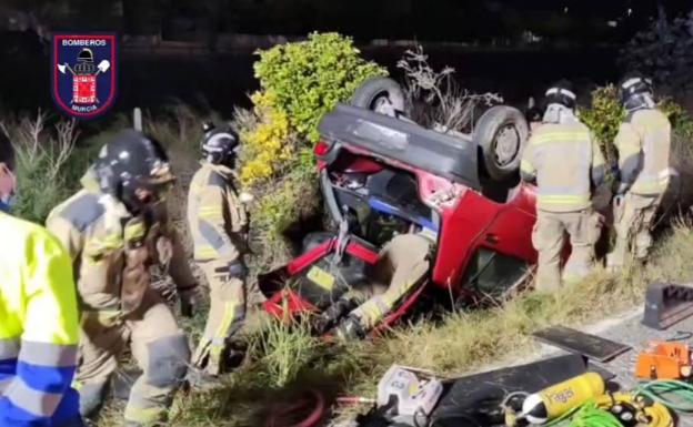 Dos menores heridos tras volcar un vehículo en un vierteaguas en Cabezo de Torres