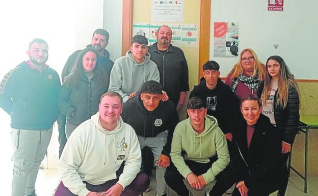 Diez jóvenes se forman en pintura decorativa en Campos del Río