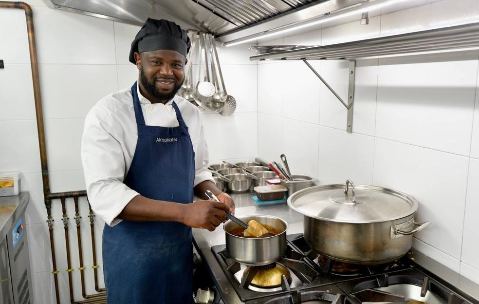 De una patera a la cocina de AlmaMater: «Es mi familia en España»