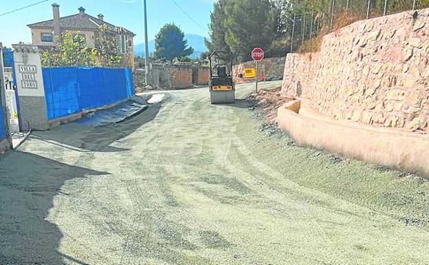 El camino rural de la Piñuela, en Mula, estrena firme para acceder al punto verde