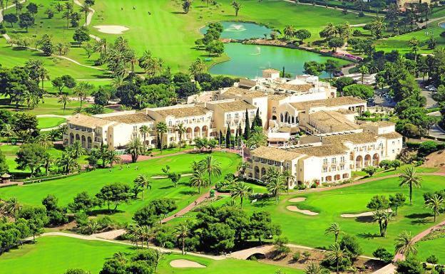 Aerial view of the Príncipe Felipe Hotel and the golf courses. 