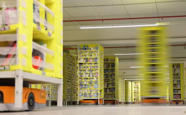 Robotized Amazon logistics center.