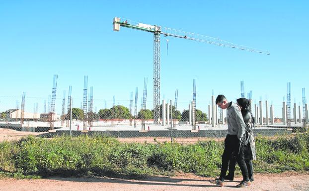 Crece la indignación vecinal en La Aljorra, tras dos meses con la obra del nuevo colegio parada