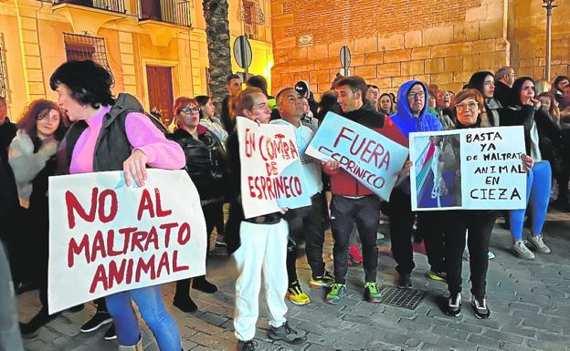 Las protectoras de Cieza salen a la calle ante el mal estado de la perrera municipal