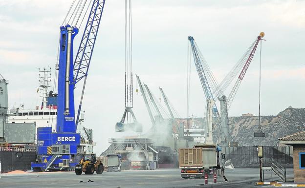 Récord de descargas de cereales durante 2022 en Escombreras