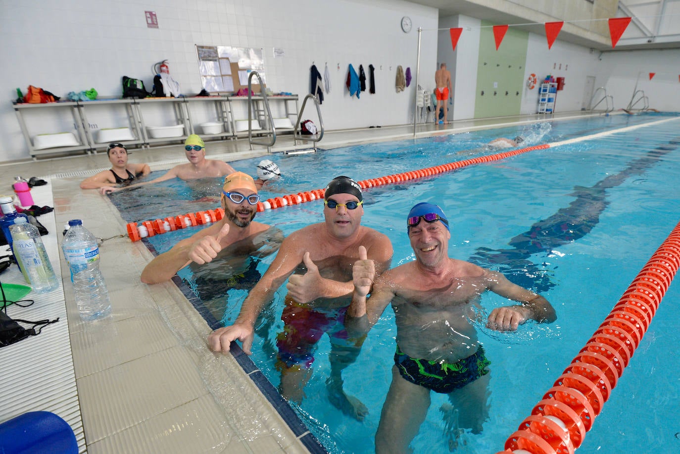 Natación solidaria recauda 400 kilos de alimentos