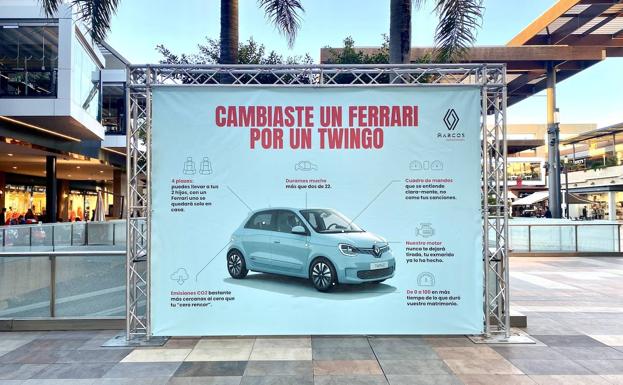 Un cartel promocional de Twingo en Murcia: «Nuestro motor nunca te dejará tirada, tu exmarido ya lo ha hecho»