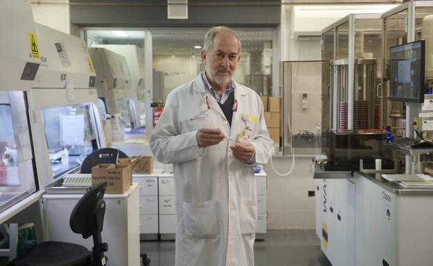 Manuel Segovia, this week in one of the laboratories of the Microbiology service of La Arrixaca. 