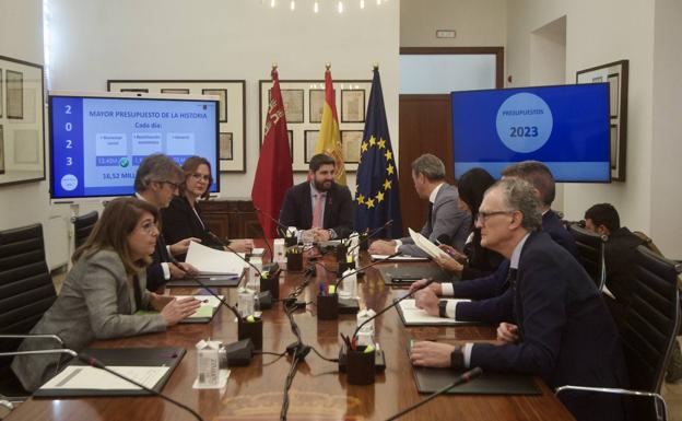 Fernando López Miras chairs a meeting of the Governing Council. 