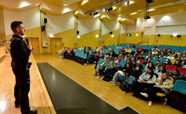 La Policía Local de Murcia explica a los alumnos Erasmus cómo proceder ante posibles casos de abuso sexual