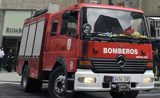 Extinguido el incendio de un coche en el parking de Assido en la pedanía murciana de Casillas