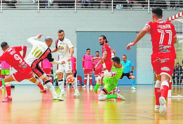 Raúl Jerez, Jimbee's goal, avoids Taynan's goal, in last night's game in Lorca. 