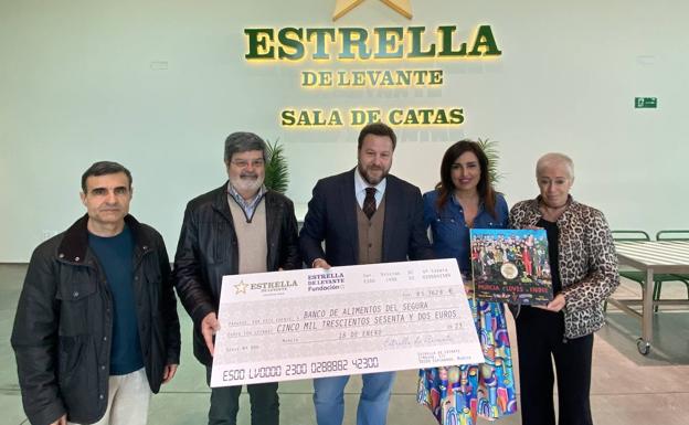 Estrella de Levante entrega al Banco de Alimentos 5.362 euros recaudados en el mercadillo navideño de Murcia
