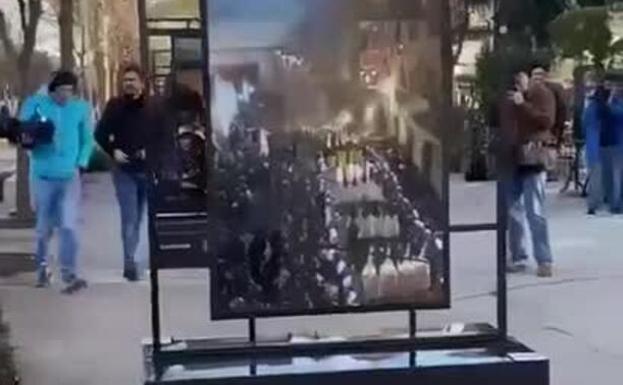 Divertida reacción de una mujer al encontrarse con la exposición de la Semana Santa de Cartagena en Madrid