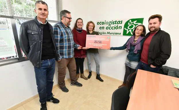 Delivery of the FAN FUTURA festival check at the Ecologistas en Accion headquarters in Murcia.