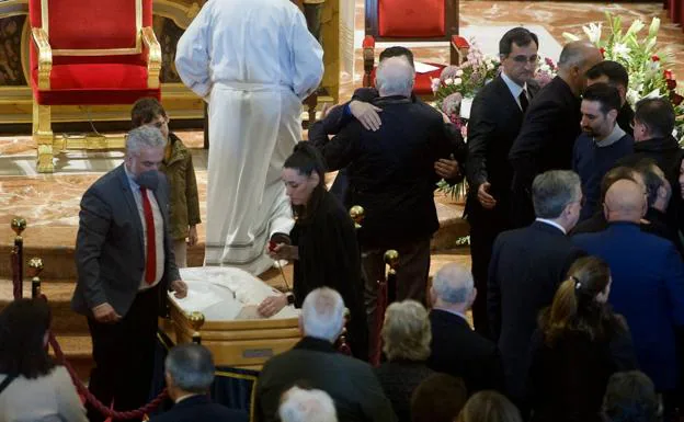 The relatives of José Luis Mendoza receive the consolation of those attending the funeral chapel, before the coffin where the remains of the president of the UCAM rest. 