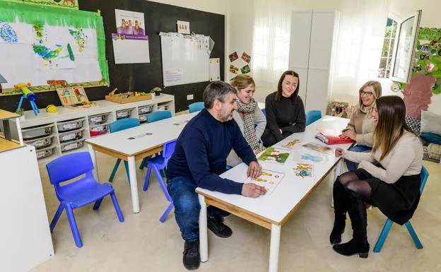 Ildefonso Méndez, junto a docentes de American School Murcia, trabajando en los materiales del programa educativo.
