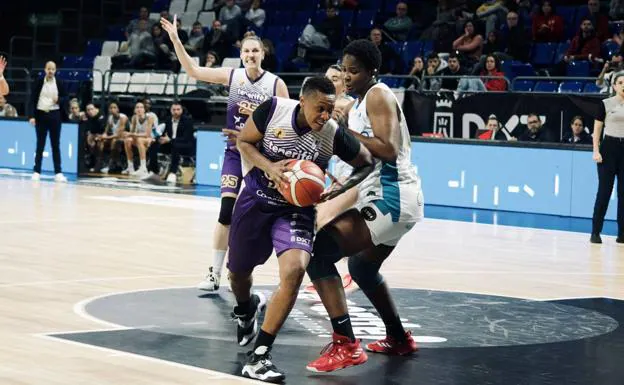 Tamara Seda tries to stop a player from the local team, last night in Tenerife. 