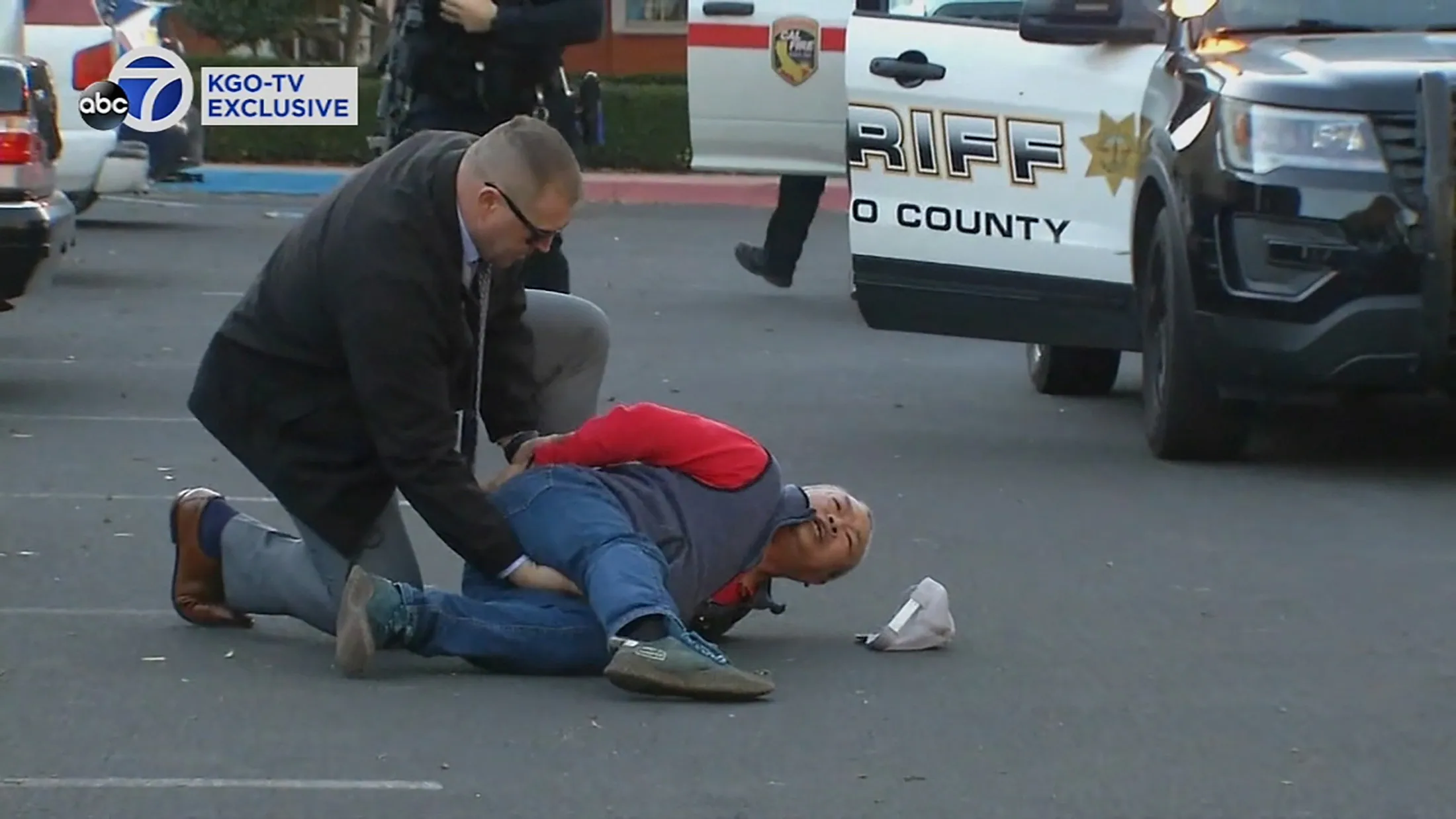 A policeman stops the suspect in the parking lot of the sheriff's office. 