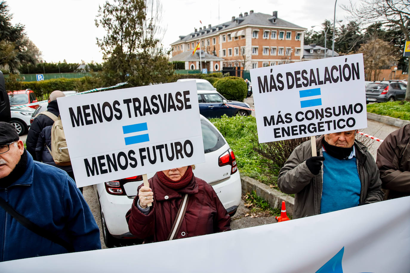 Concentración de regantes frente al palacio de La Moncloa