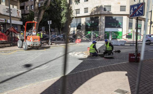 Comienza la renovación de las losas en el centro de Juan XXIII de Cartagena