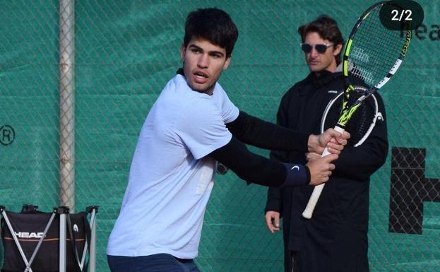Carlos Alcaraz during a training session with David Ferrer and under the watchful eye of his coach, Juan Carlos Ferrero.