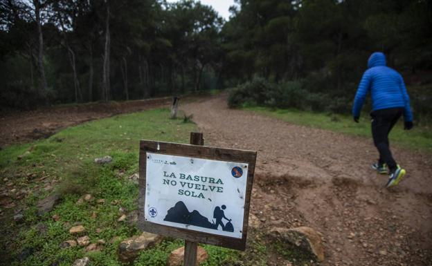 Senderistas echan en falta más inversión y mantenimiento en el Roldán y La Muela
