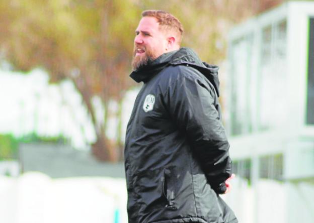 Javi Motos ya ejerce como jefe en el Pitín